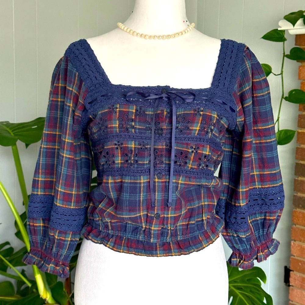 #8) American Eagle cute crop top with lace trimmed size medium. Excellent